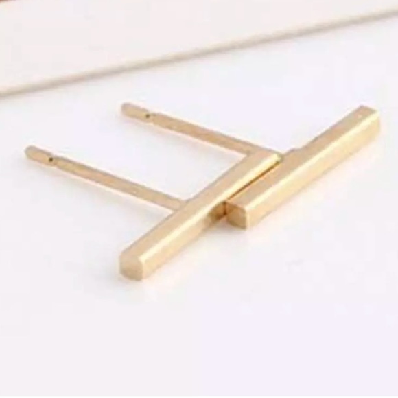 Simple gold mini bar earring - Picture 2 of 2